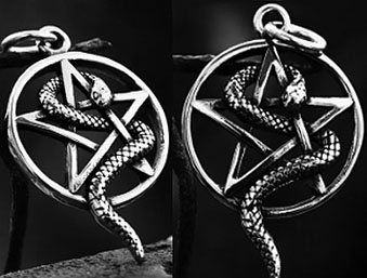 Mio Queena 5 pointed star snake pendant