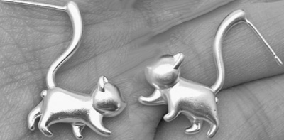 Mio Queena creative lazy cat frosted ear studs