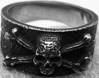 Mio Queena stainless steel blackened pirate skull ring