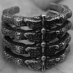 Mio Queena stainless steel rib ring