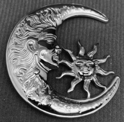 Mio Queena gold plated stainless steel sun moon brooch